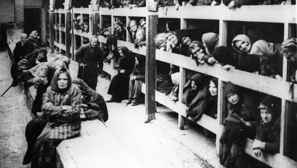 Fotografía de archivo con fecha desconocida que muestra a prisioneros judíos en el campo de concentración nazi de Auschwitz, en Polonia