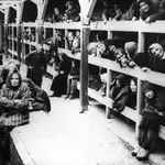 Fotografía de archivo con fecha desconocida que muestra a prisioneros judíos en el campo de concentración nazi de Auschwitz, en Polonia