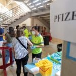 Una enfermera pone la segunda dosis de la vacuna Pfizer contra el covid-19 a una mujer en el estadio Nueva Condomina de Murcia
