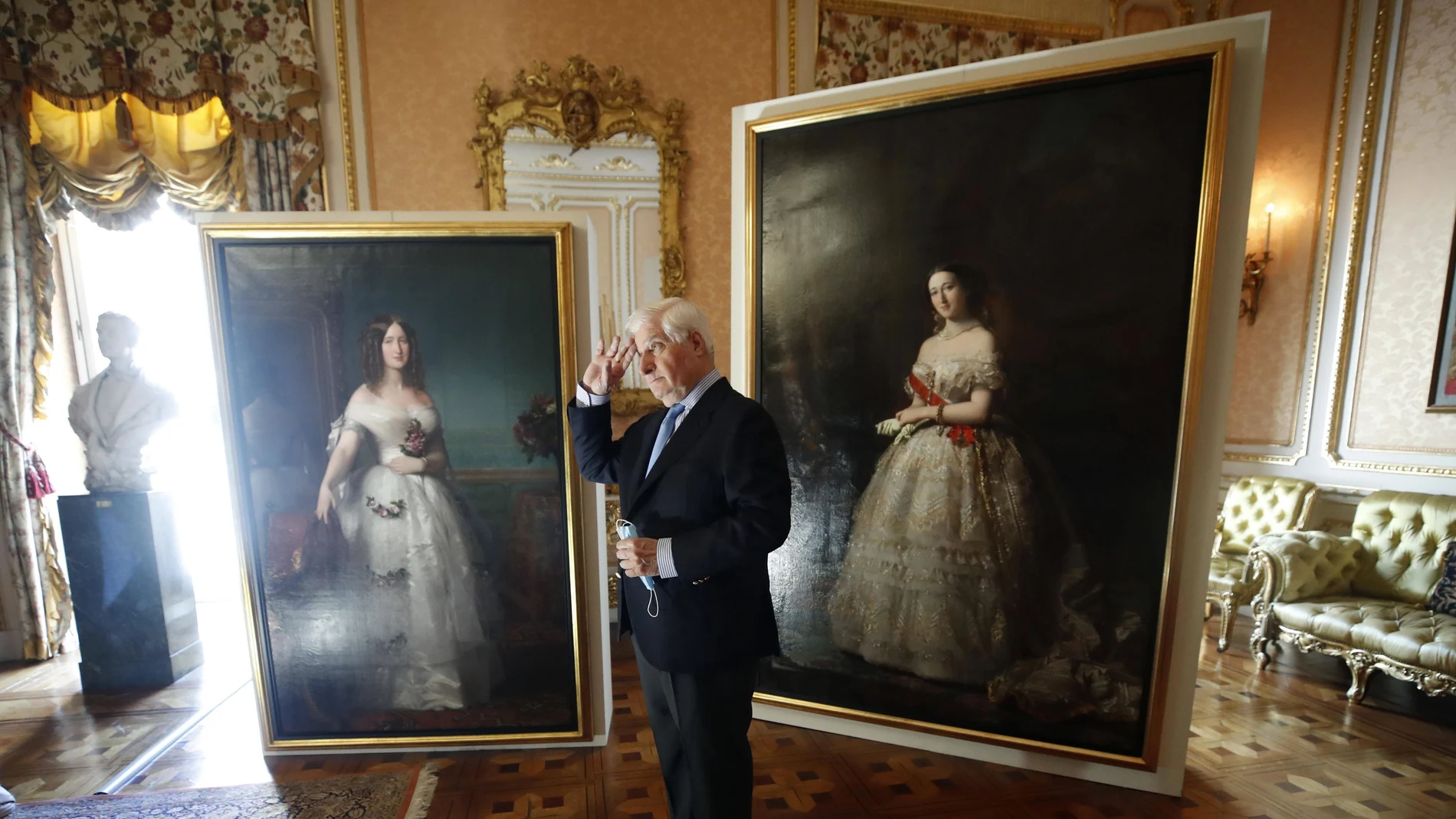 Carlos Fitz-James Stuart y Martínez de Irujo, Duque de Alba, posa junto a varios de los cuadros que forman parte de la exposición temporal "Eugenia Emperatriz" . EFE/ Javier Lizon