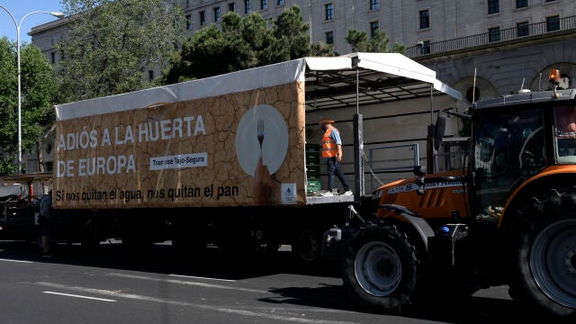 Caravana de tractores que parte de Madrid IFEMA para protestar contra el recorte de caudal del Trasvase Tajo-Segura