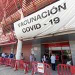 Decenas d epersonas hacen cola para recibir la segunda dosis de la vacuna contra la covid este martes en el estadio murciano de Nueva Condomina