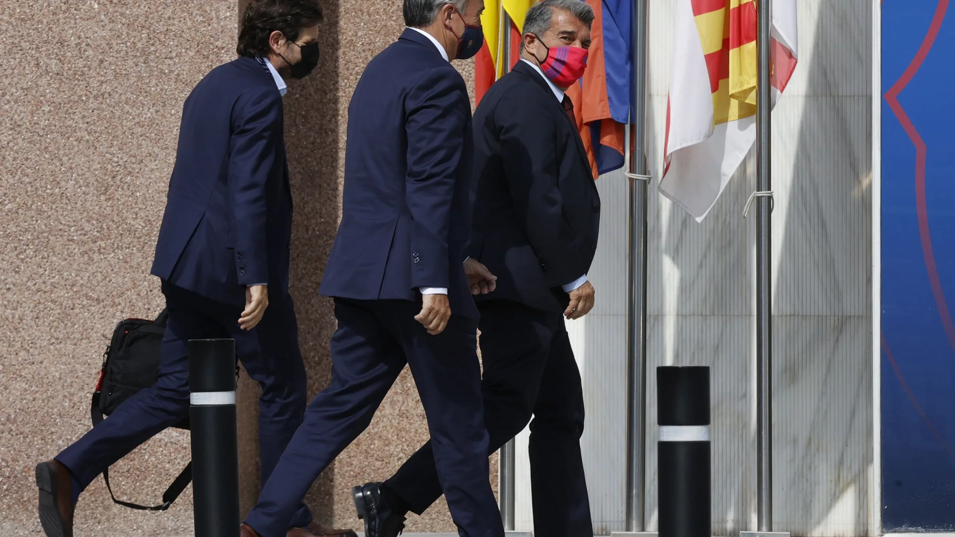 El presidente del FC Barcelona, Joan Laporta (d), acompañado por el vicepresidente deportivo azulgrana, Rafa Yuste (c) y del director de fúlbol del Barça, Mateu Alemany
