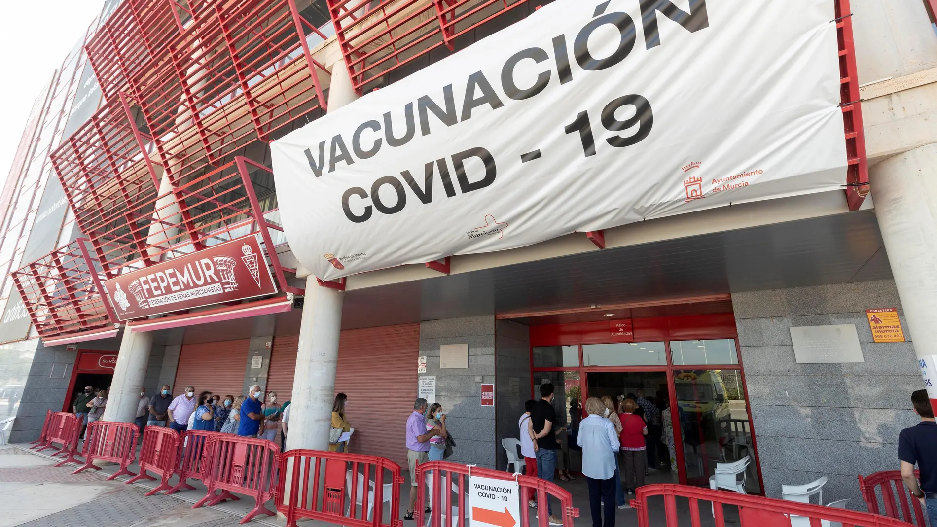 Decenas de personas hacen cola para recibir la segunda dosis de la vacuna contra la Covid-19 este martes en el estadio murciano de Nueva Condomina
