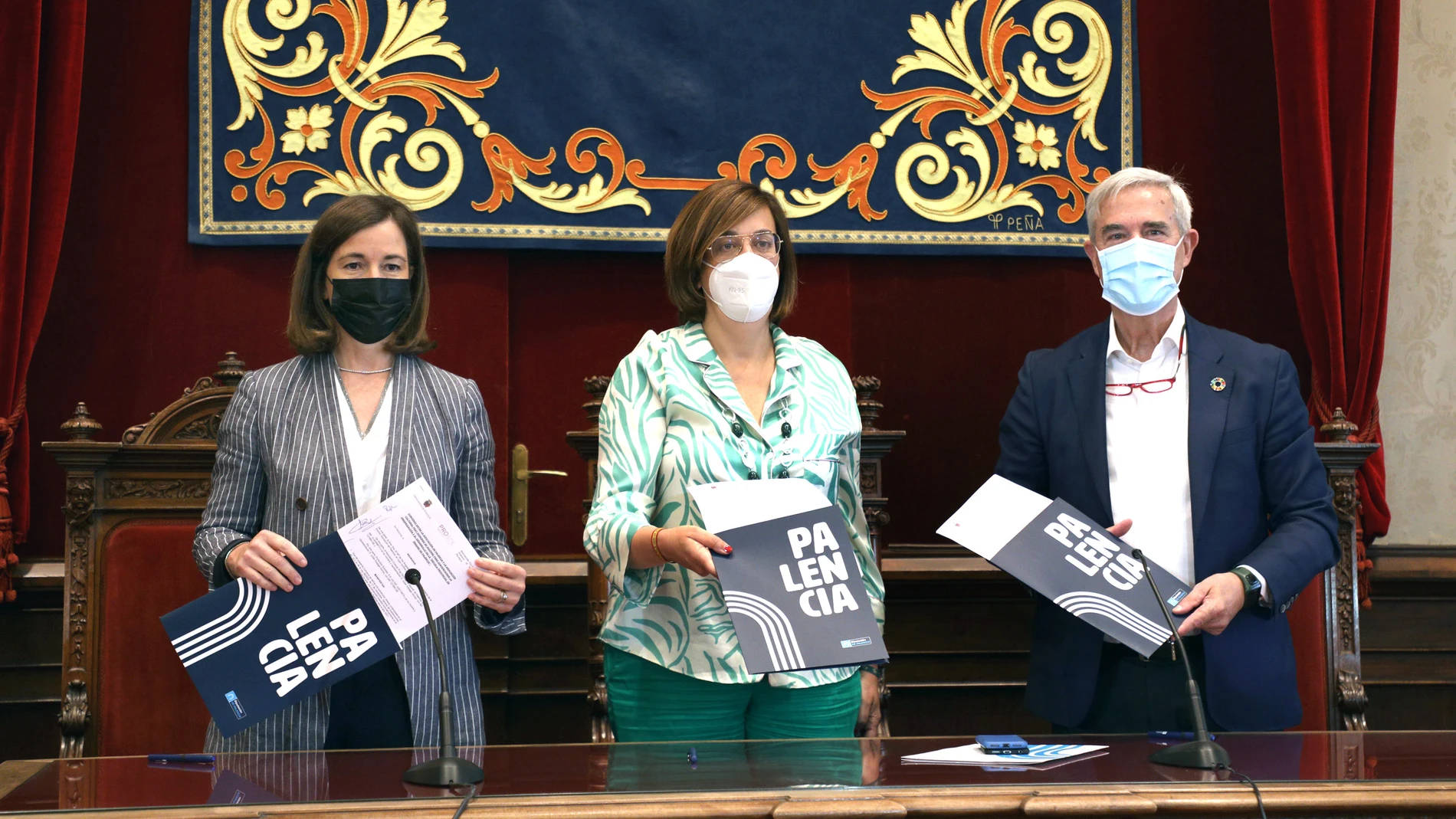 Ángeles Armisén, Julián Espegel y Rocío Hervella, en la presentación del convenio
