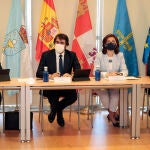 El consejero de Fomento y Medio Ambiente, Juan Carlos Suárez-Quiñones, y sus homólogos de Galicia, Ángeles Vázquez; Cantabria, Juan Guillermo Blanco (D) y Asturias, Alejandro Jesús Calvo (I), se reúnen con las organizaciones agrarias para tratar sobre la decisión del Gobierno de incluir el lobo en el Listado de Especies en Régimen de Protección Especial