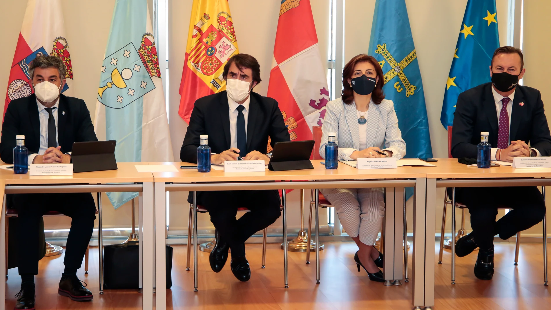 El consejero de Fomento y Medio Ambiente, Juan Carlos Suárez-Quiñones, y sus homólogos de Galicia, Ángeles Vázquez; Cantabria, Juan Guillermo Blanco (D) y Asturias, Alejandro Jesús Calvo (I), se reúnen con las organizaciones agrarias para tratar sobre la decisión del Gobierno de incluir el lobo en el Listado de Especies en Régimen de Protección Especial