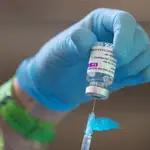 Una enfermera extrae una dosis de un vial del la vacuna contra el covid-19