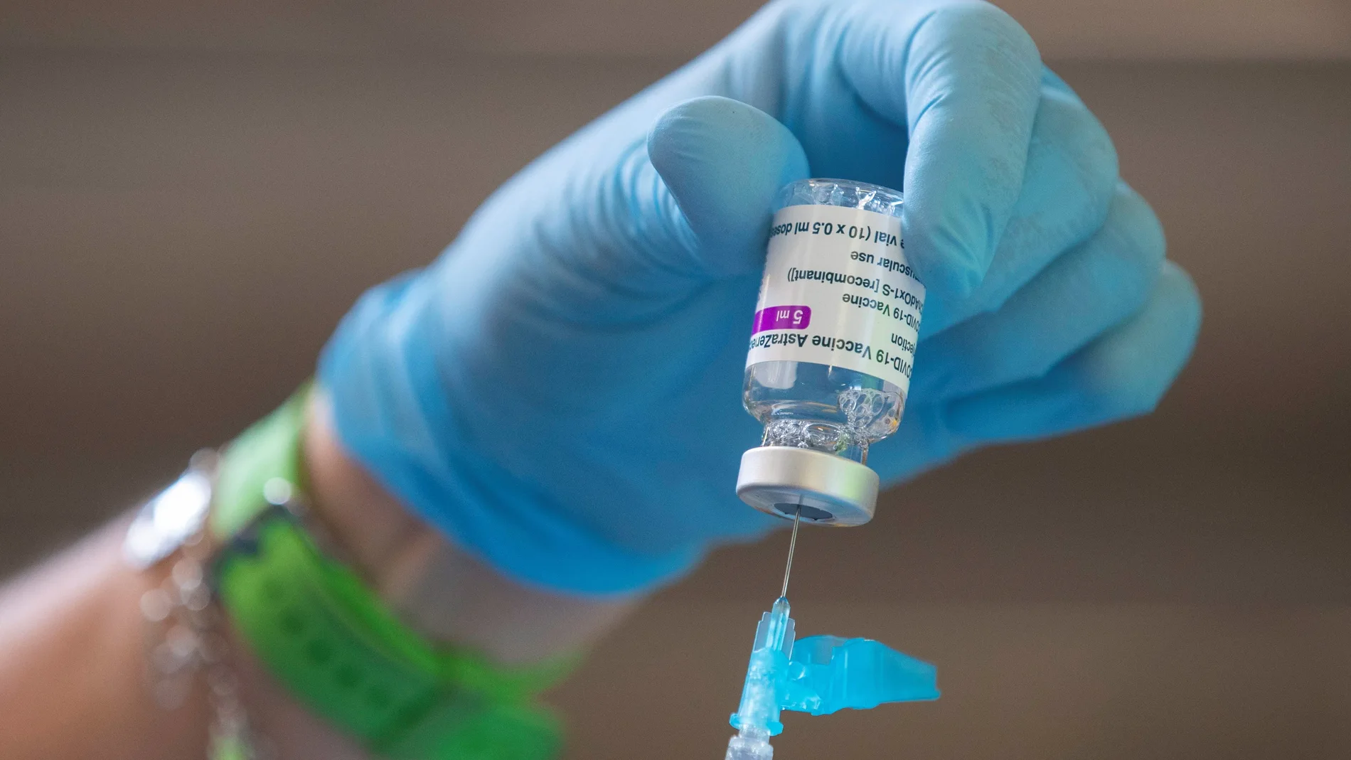 Una enfermera extrae una dosis de un vial del la vacuna contra el covid-19