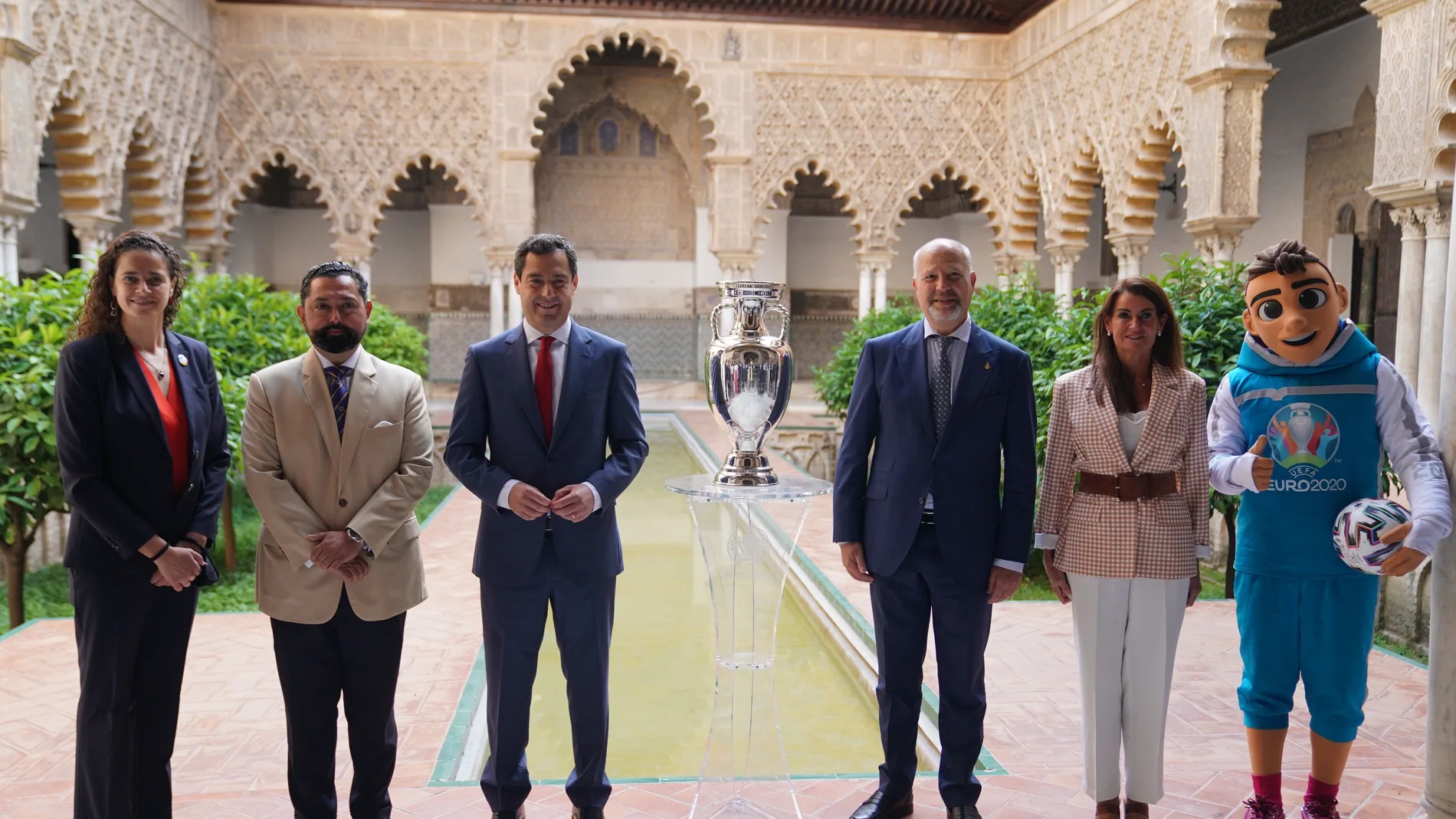 El presidente de la Junta de Andalucía, Juanma Moreno (3i), acompañado del consejero de Deporte, Javier Imbroda (3d), Skillzy, mascota de la Euro, y otras autoridades posan con el trofeo durante la presentación oficial de la Eurocopa 2020