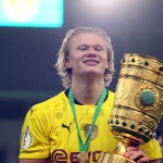 Erling Haaland posa con el trofeo de la Copa de Alemania, que ha ganado esta temporada con el Borussia Dortmund.
