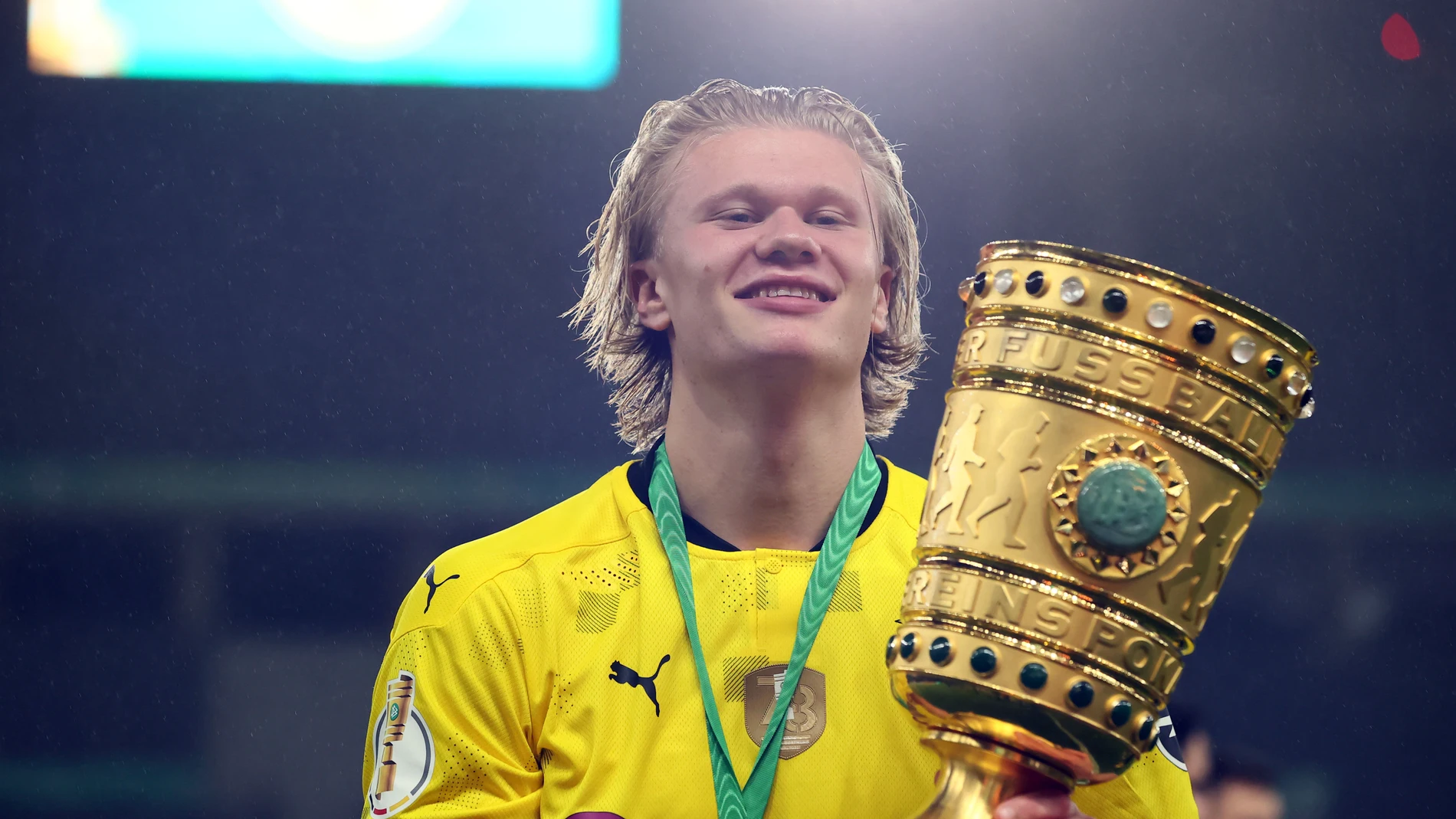 Erling Haaland posa con el trofeo de la Copa de Alemania, que ha ganado esta temporada con el Borussia Dortmund.