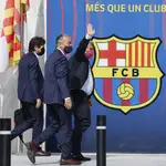 El presidente del FC Barcelona, Joan Laporta, acompañado por el vicepresidente deportivo Rafa Yuste, y del director de fútbol, Mateu Alemany.