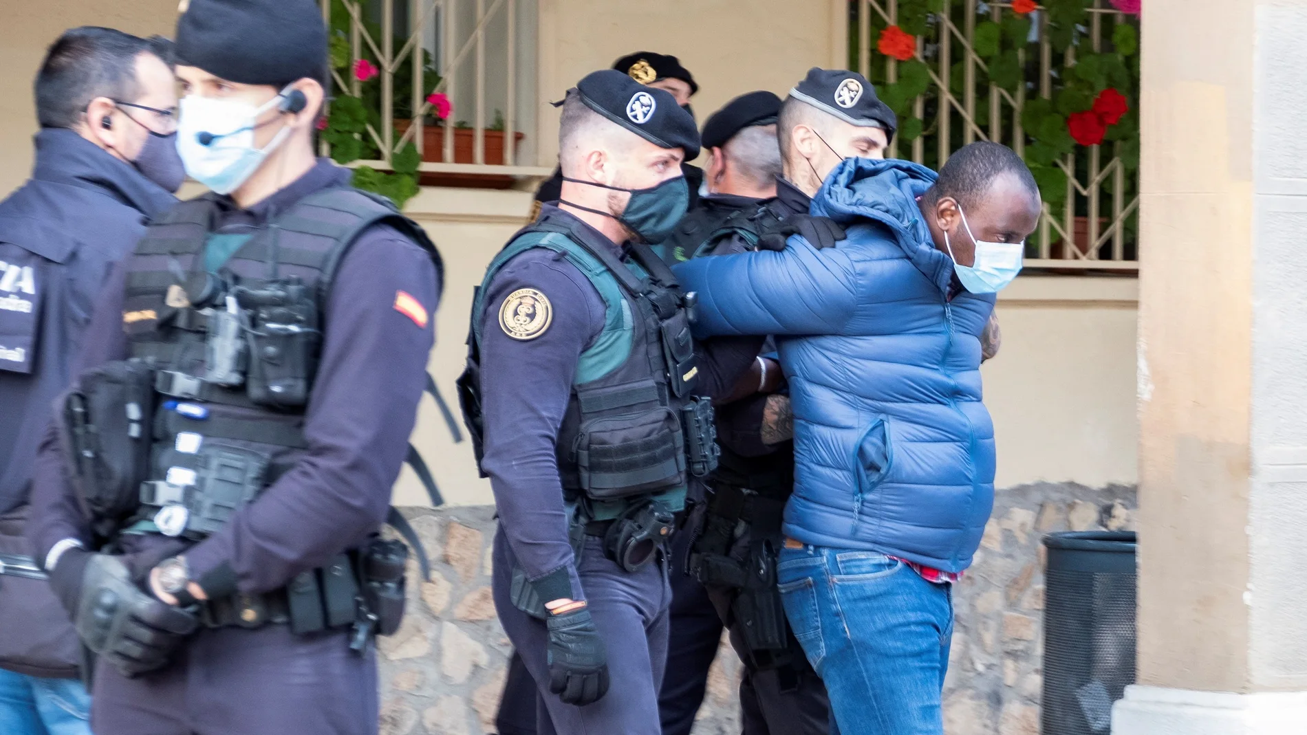 Agentes de la Guardia Civil, durante una operación en Cataluña . EFE/Ramón Gabriel