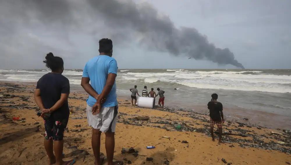 Sri Lanka sufre el mayor vertido químico de su historia tras el incendio de un buque mercante