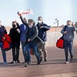 El presidente de ERC, Oriol Junqueras, saluda a los medios de comunicación al salir este viernes de prisión, junto a los otros seis presos del "procés" que cumplen condena en la cárcel barcelonesa de Lledoners después de que la Generalitat les concediera este jueves el tercer grado, coincidiendo con el inicio de la campaña electoral del 14F.