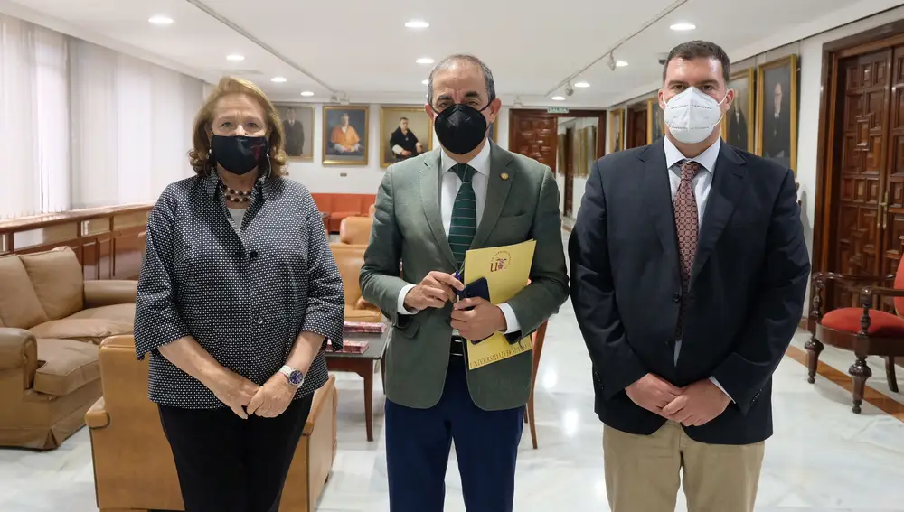 Concha Yoldi, presidenta del Consejo Social de la US, Miguel Ángel Castro, rector de la US y Francisco Acedo, catedrático de la US y quien ha llevado a cabo el estudio de impacto