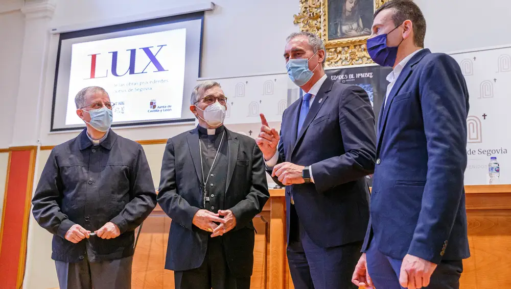 El obispo de Segovia, César Franco, acompañado por el miembro del departamento técnico de la Fundación Edades del Hombre, José María Vicente; presenta las obras de la Diócesis para las tres sedes de la muestra 'Lux', en Burgos, Carrión de los Condes y Sahagún