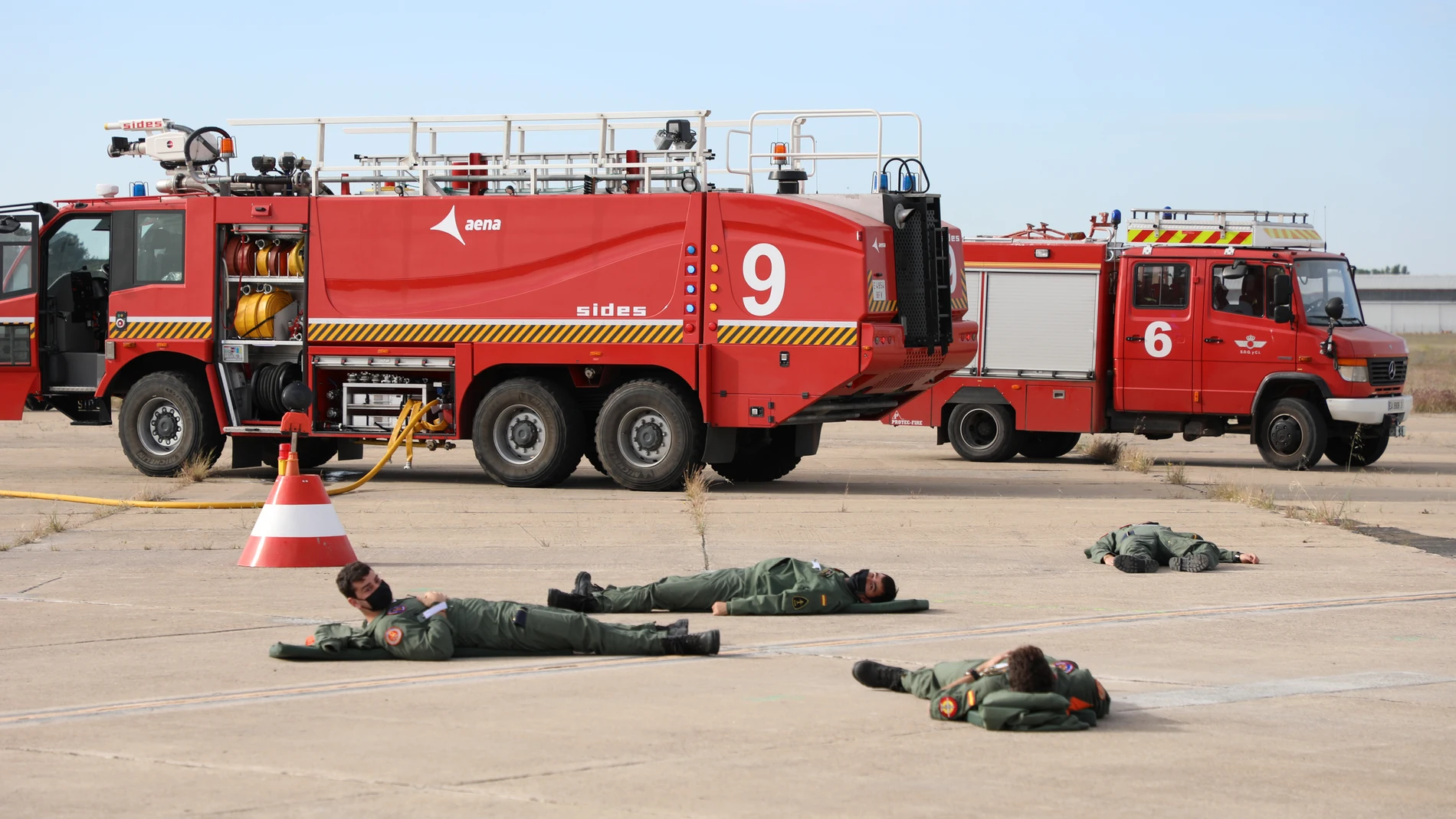 Varios militares participan en un simulacro de accidente aéreo en la Base Aérea de Matacán de Salamanca