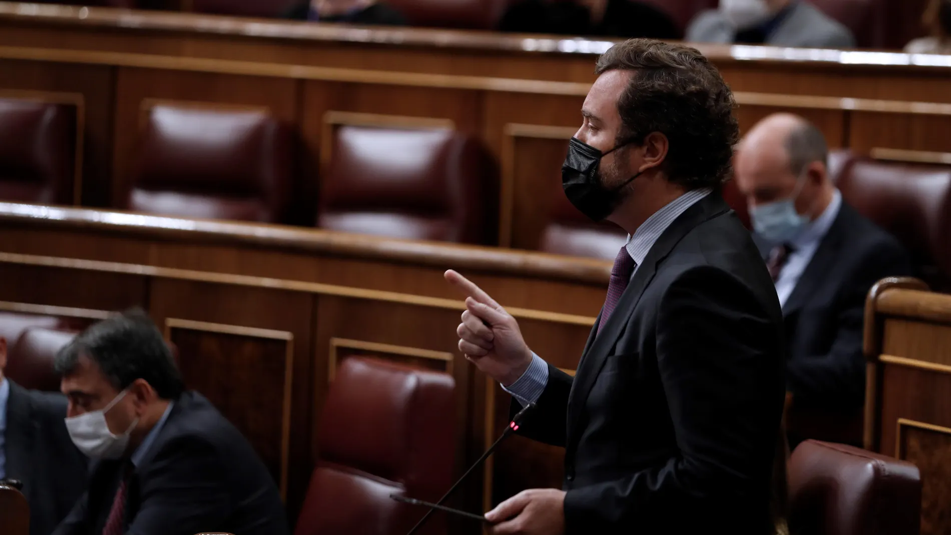 MADRID, 26/05/2021.- El portavoz de Vox, Iván Espinosa de los Monteros, durante su intervención en la sesión de control al Ejecutivo de este miércoles en el Congreso. EFE/ Emilio Naranjo