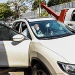 Peritos forenses recogen información en el vehículo donde viajaba el candidato del partido Fuerza X México, José Alberto Alonso Gutiérrez, en el balneario de Acapulco, en Guerrero (México)