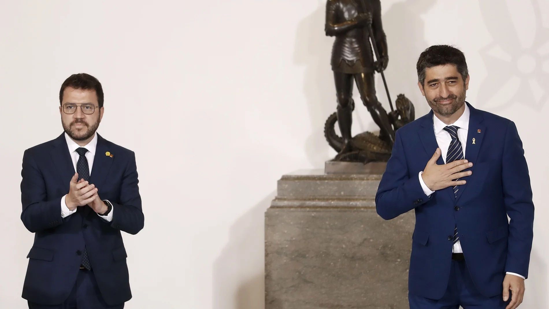 El vicepresidente del Govern y conseller de Políticas Digitales, Jordi Puigneró junto al presidente de la Generalitat, Pere Aragonès toma posesión de su cargo este miércoles en el Palau de la Generalitat