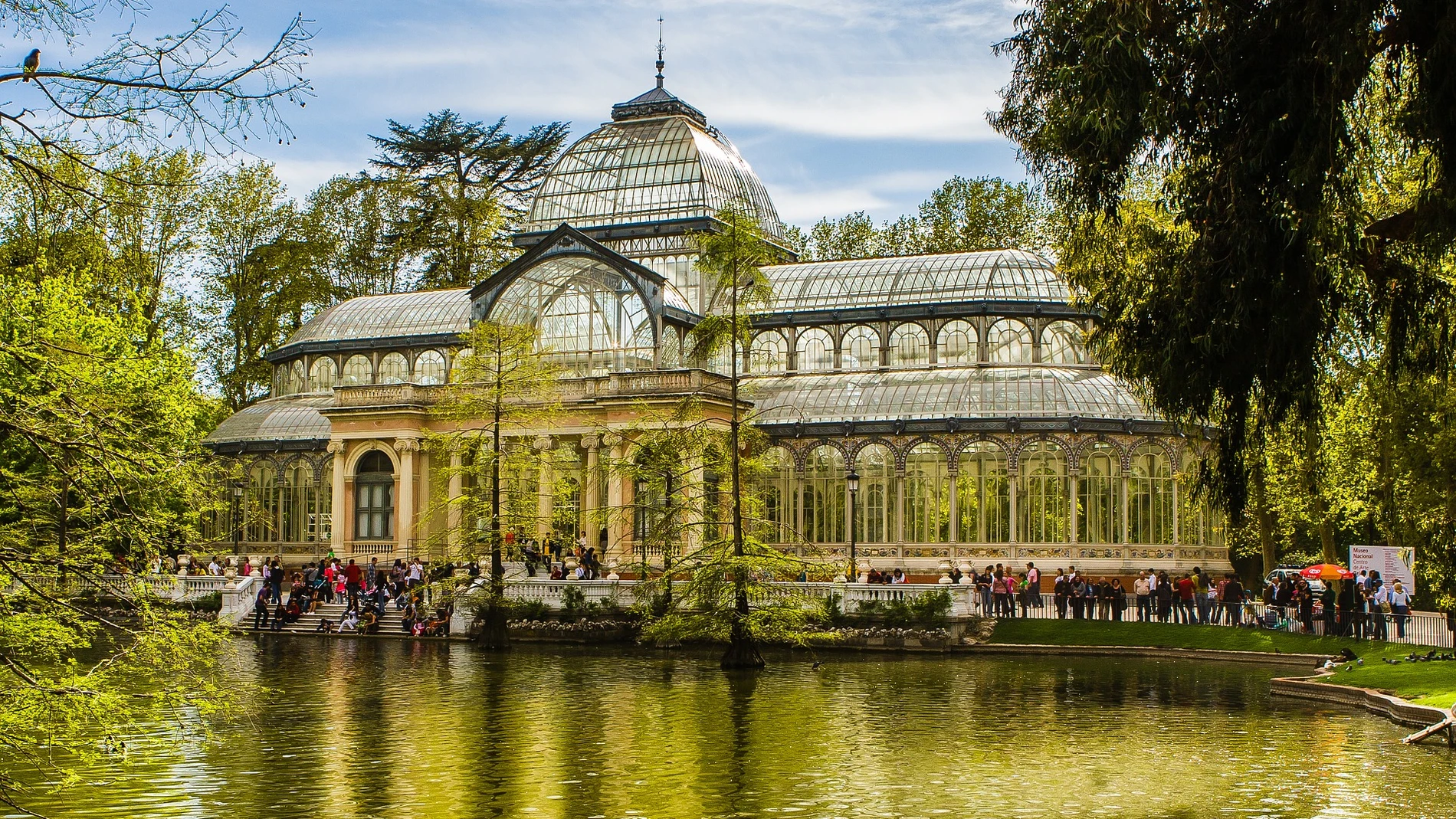 El Palacio de Cristal es uno de los edificios más visitados del retiro.