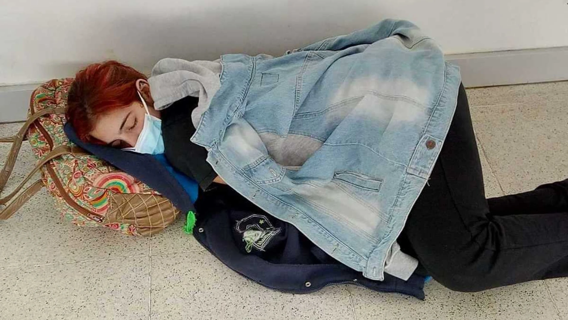 La foto de Lara Arreguiz, tendida en el suelo, se volvió viral en Argentina
