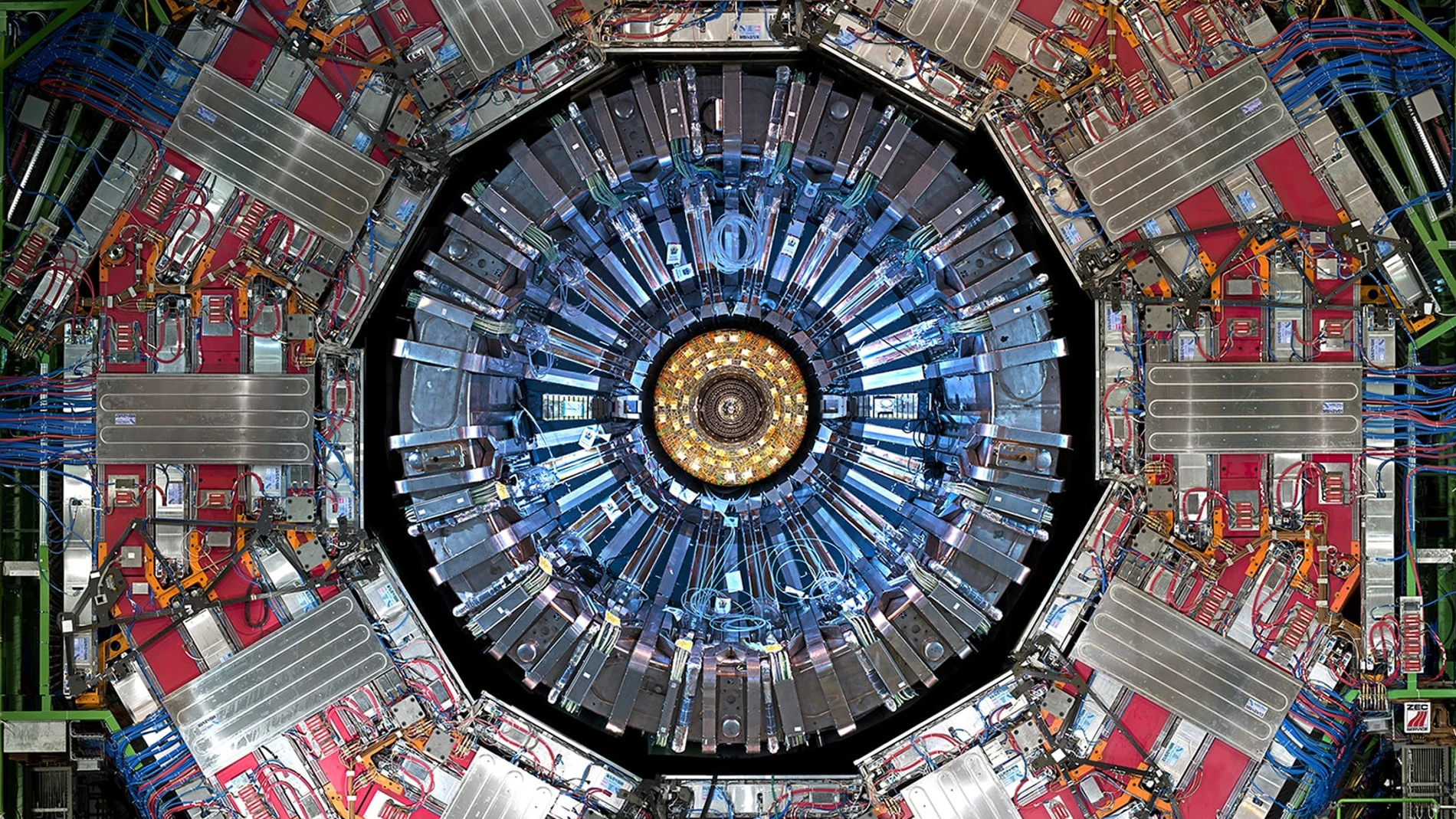 Imagen del experimento CMS, uno de los que está llevando a cabo búsquedas de materia oscura en el LHC, el gran acelerador de partículas del CERN. La imagen muestra varios de los detectores del experimento, organizados en forma de “capas de cebolla”: las partículas salen del centro, van atravesando las diversas capas y dejan información en cada una sobre su identidad y la energía que transportan.