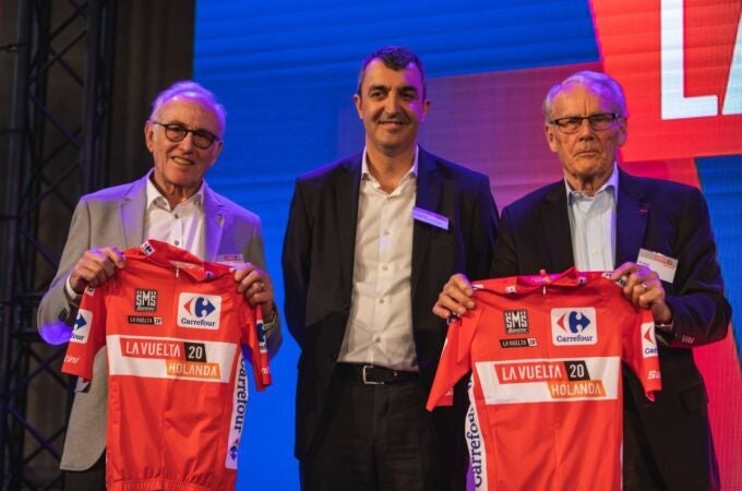 Javier Guillén junto a las autoridades de Utrecht durante la presentación de La Vuelta 2020