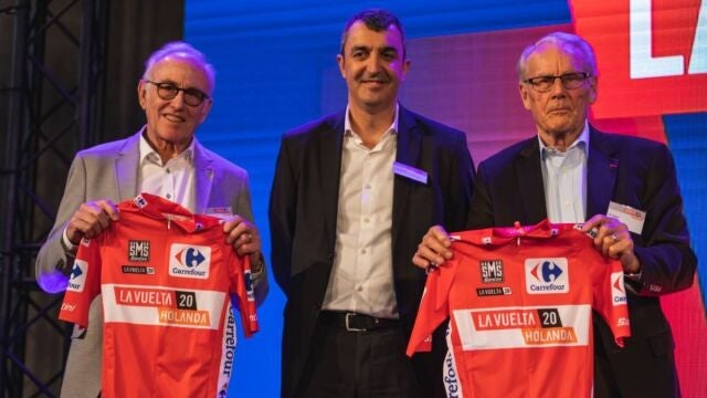 Javier Guillén junto a las autoridades de Utrecht durante la presentación de La Vuelta 2020
