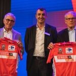Javier Guillén junto a las autoridades de Utrecht durante la presentación de La Vuelta 2020