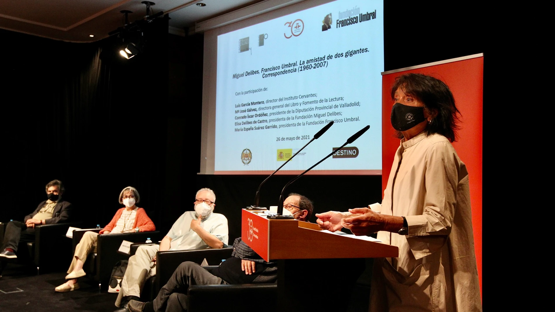 Las presidentas de la fundación Delibes, Elisa Delibes y de la fundación Francisco Umbral, María España, durante la presentación de libro "Miguel Delibes, Francisco Umbral. La amistad de dos gigantes. Correspondencia (1960-2007)"