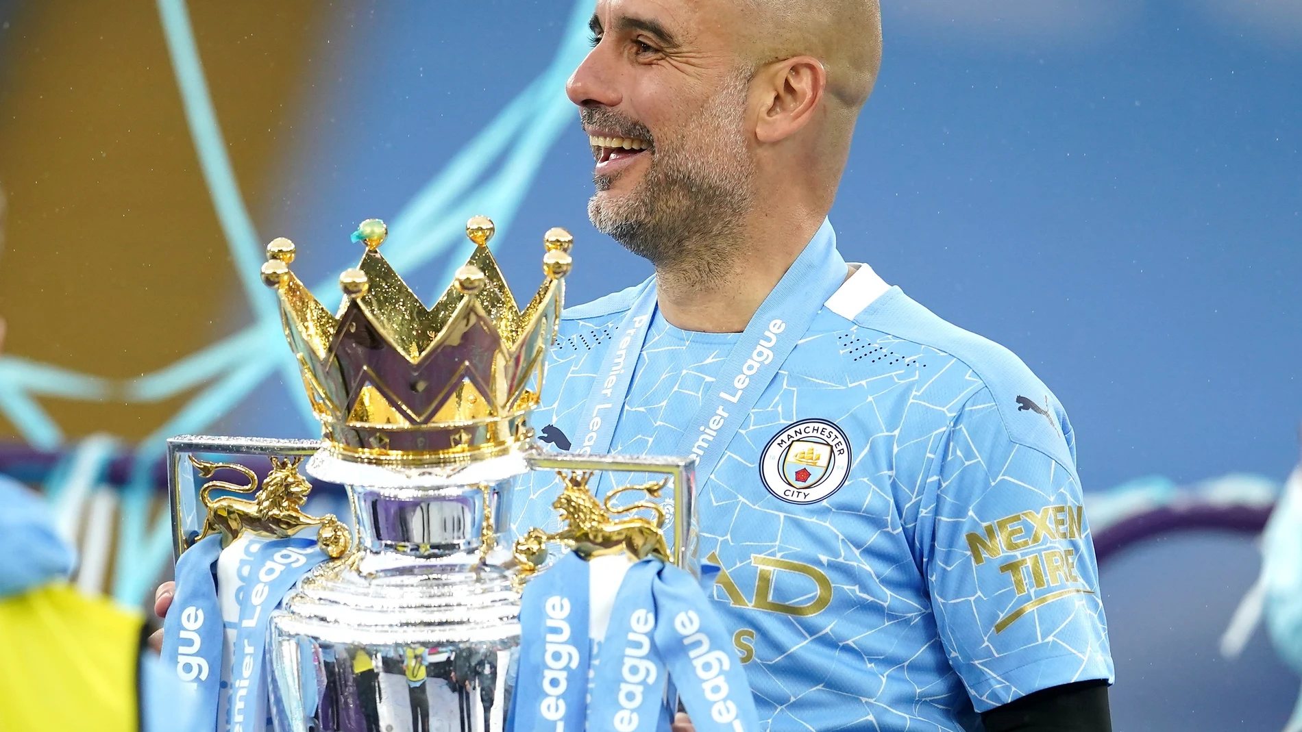 Pep Guardiola posa con el trofeo de la Premier League 2020-21 ganado por el Manchester City.