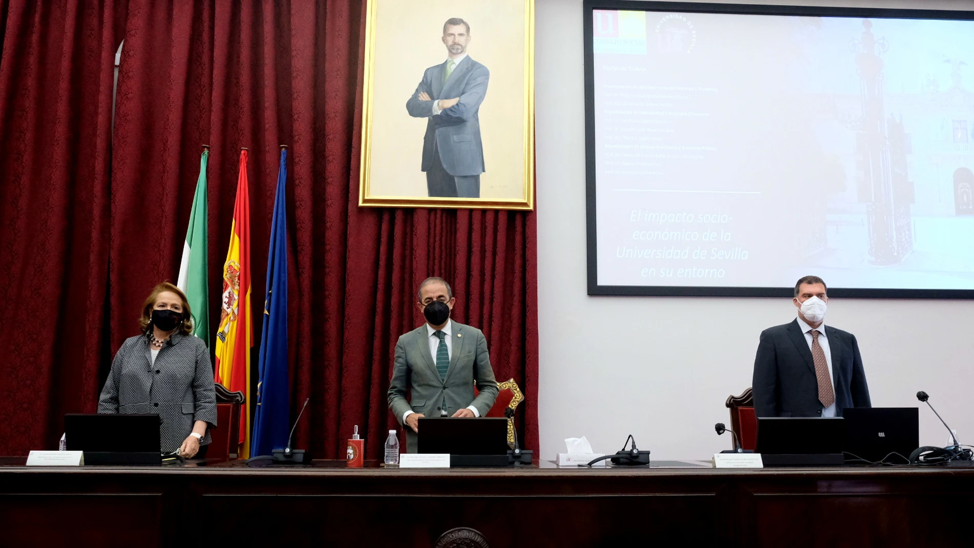 De izquierda a derecha, Concha Yoldi, presidenta del Consejo Social de la US, Miguel Ángel Castro, rector de la US y Francisco Acedo, catedrático de la US y quien ha llevado a cabo el estudio de impacto