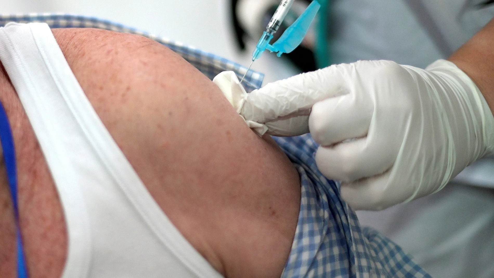 Un hombre recibe la vacuna de Pfizer en el pabellón de Expocoruña en La Coruña, donde ha comenzado la vacunación de los vecinos del área sanitaria de 75 a 79 años. EFE/ oncho Fuentes