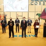 Foto de familia de los premiados en los XXXIV Premio de Periodismo Francisco de Cossío