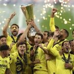 Los jugadores del Villarreal, con la copa de campeones de la Liga Europa