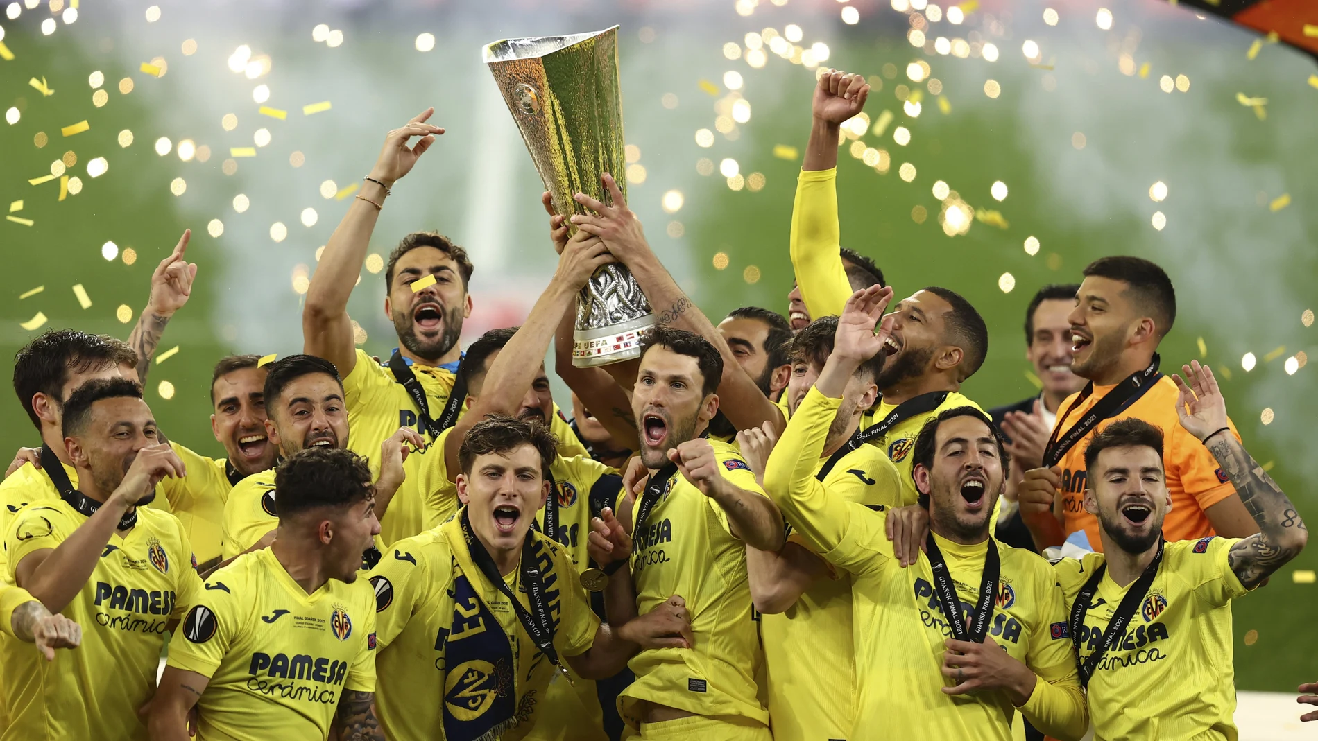 Los jugadores del Villarreal, con la copa de campeones de la Liga Europa