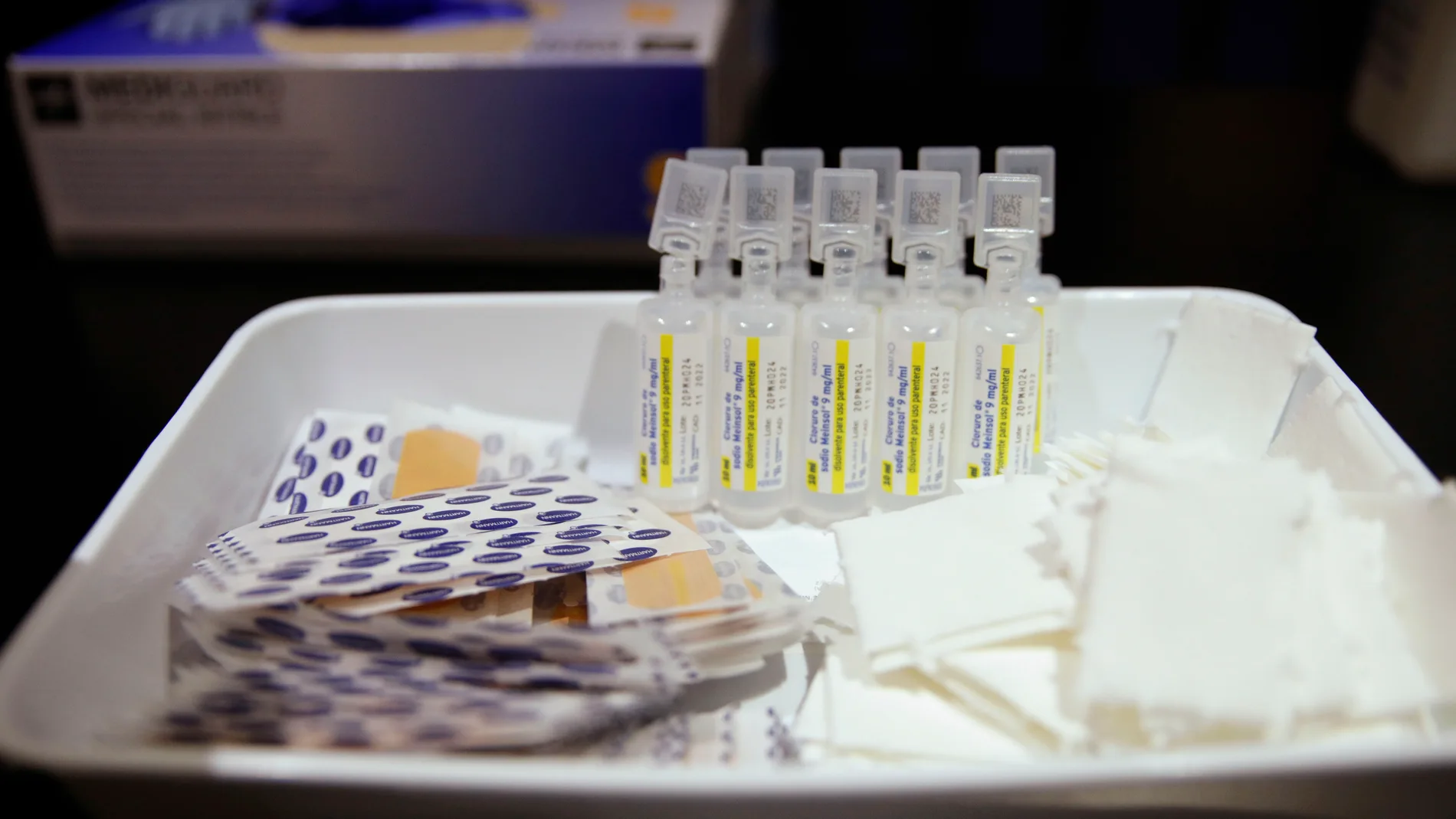 Varios viales con la vacuna de Pfizer contra el Covid-19 en la Sala Berlín del Estadio Camp Nou, en Barcelona