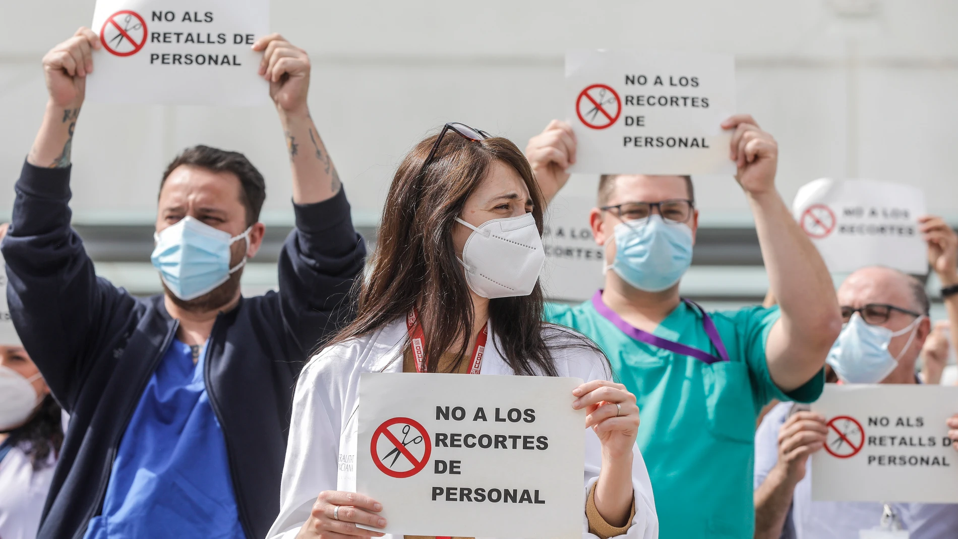 Varias personas de Juntas de Personal de departamentos de Salud con carteles, durante una concentración contra el cese de los contratos refuerzo Covid