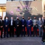Autoridades civiles y religiosas y galardonados en la gala de los Premios 'Gota a Gota de Pasión'
