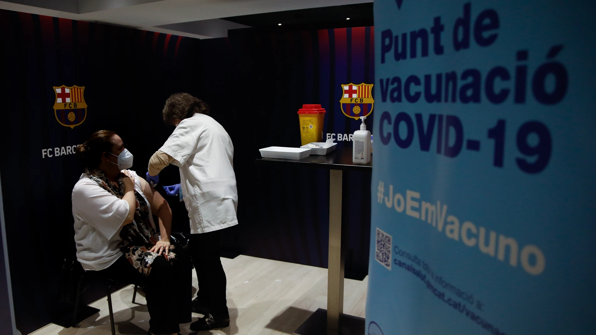 Una mujer recibe la primera dosis de la vacuna de Pfizer contra el Covid-19 en el Camp Nou.