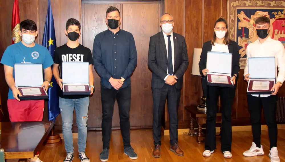 El alcalde de Ponferrada, Olegario Ramón (3D), y el concejal de Deportes, Iván Castrillo (3I), entregan placas conmemorativas a cuatro jóvenes promesas del deporte de la ciudad