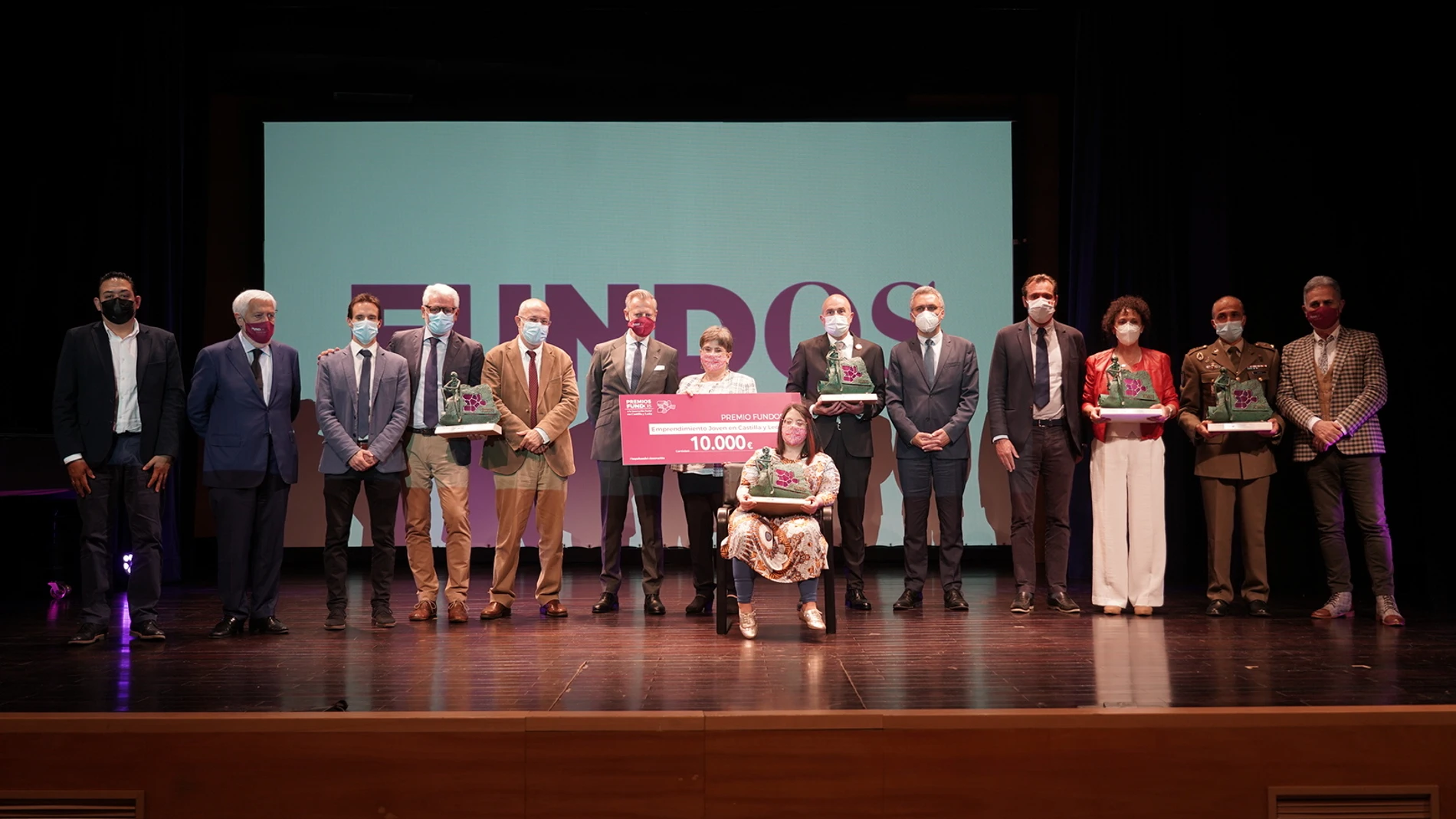 Foto de familia de los premiados en los II Premios FUNDOS a la Innovación Social en Castilla y León