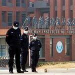 Policías vigilan el laboratorio de Wuhan