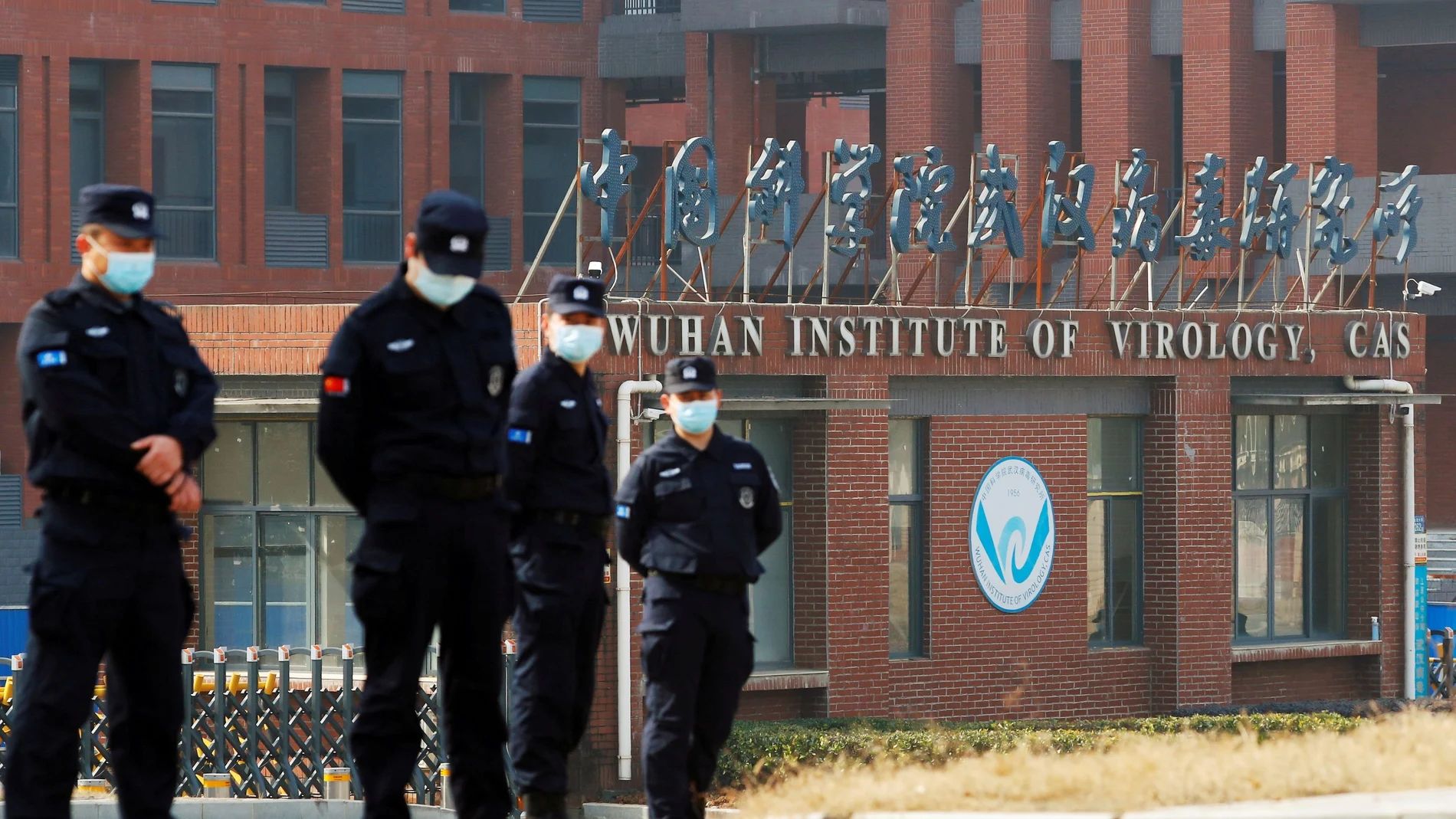 Policías vigilan el laboratorio de Wuhan