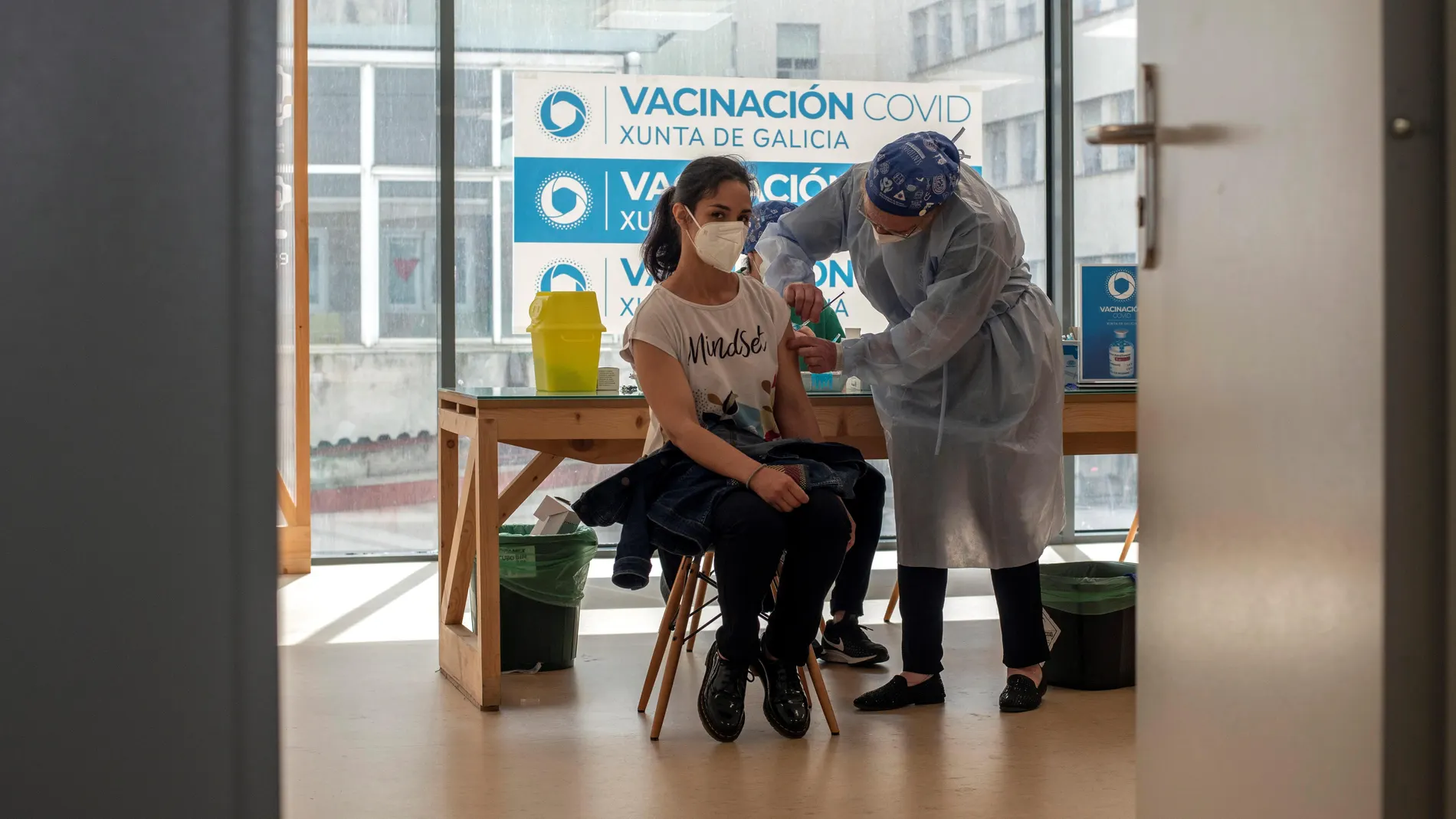 Una mujer recibe la vacuna en el Complejo Hospitalario Universitario de Ourense (CHUO).