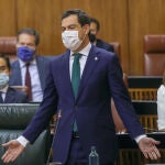 El presidente de la Junta de Andalucía, Juanma Moreno (d), en el Parlamento andaluz