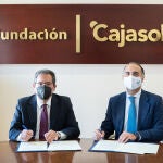 Antonio Pulido, presidente de la Fundación Cajasol, y Álvaro Delgado, hermano mayor de la Hermandad de la Candelaria, hoy en la firma del convenio